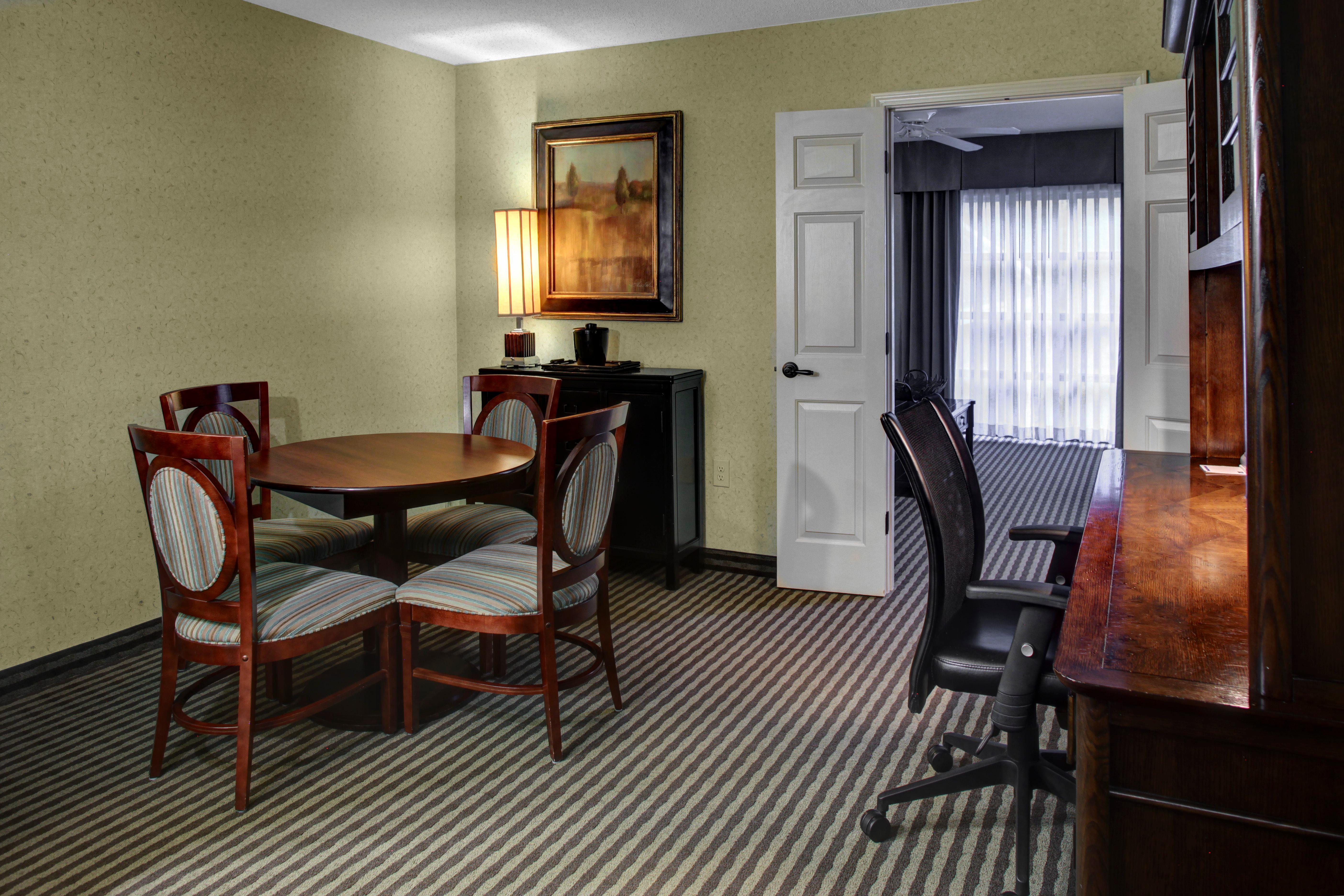 Holiday Inn Express Hotel & Suites Atlanta Buckhead By Ihg Bagian luar foto